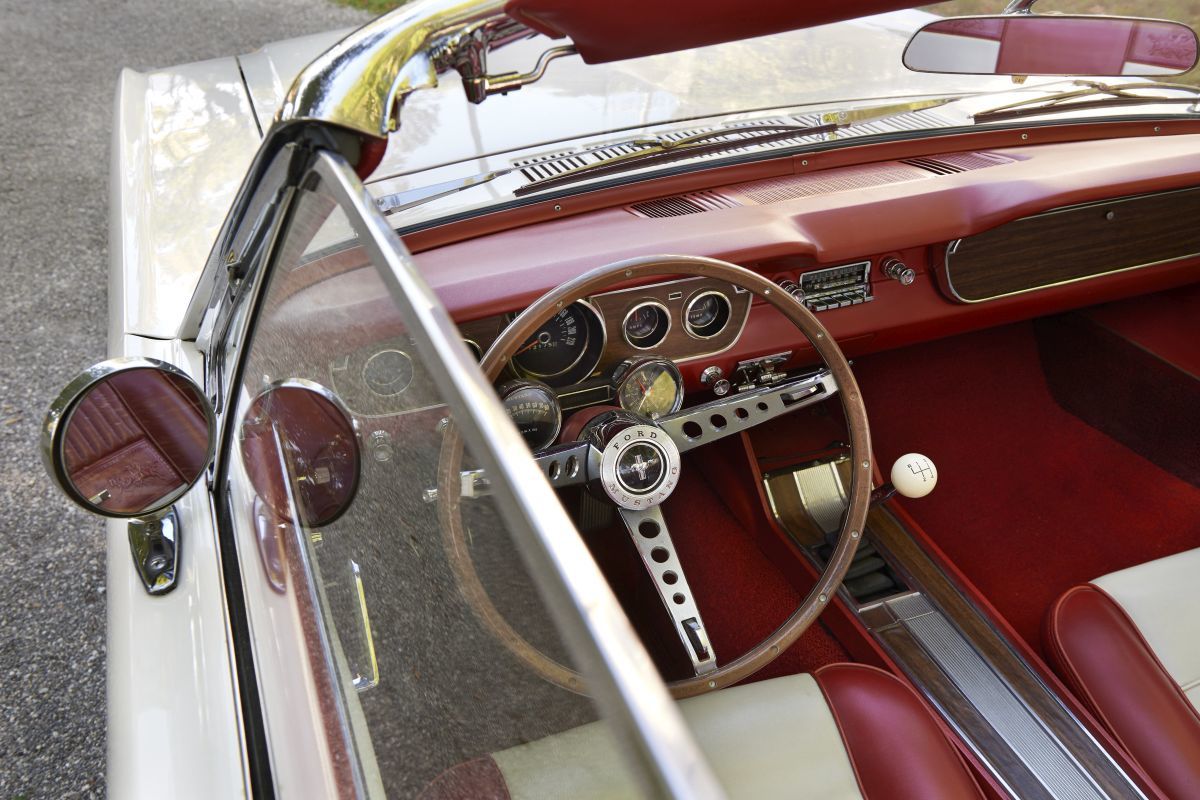 Ford Mustang Convertible — 4